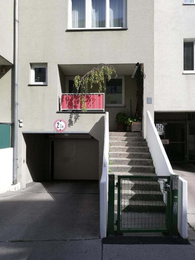 Room In Maisonette With Garden, Parking Place Wien Eksteriør billede